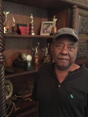 Zuzuca do Salgueiro com diversos trofus que conquistou no samba