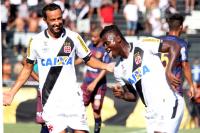 Nen e Riascos comemorando