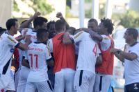 Jogadores comemorando o gol de Andrezinho