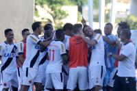 Jogadores comemorando o gol de Andrezinho