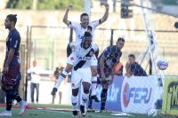 Riascos e Eder Luis comemorando gol de Riascos