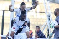 Riascos e Eder Luis comemorando gol de Riascos