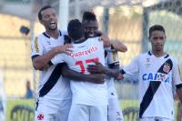 Jogadores comemoram gol de Riascos