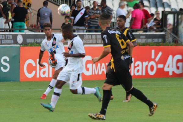 Diogo Hereda cruza na direo da grande rea