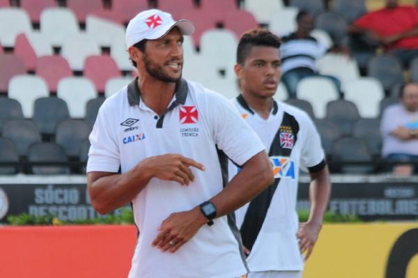 Com Evander ao fundo, Rodney Gonalves orienta equipe vascana