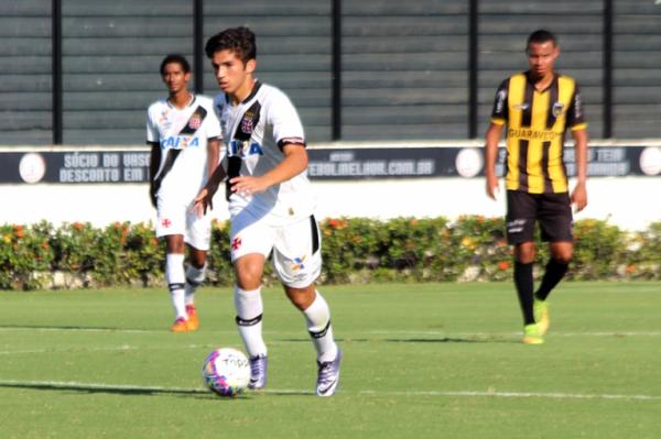 Andrey conduzindo a bola em So Janurio