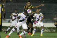 Jorge Henrique (na bola); Riascos e Pikachu observam