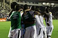 Jogadores comemorando o gol de Nen