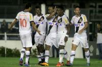 Thalles comemora gol com demais jogadores