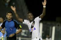 Thalles comemorando gol