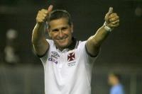 Jorginho comemorando o gol de Thalles