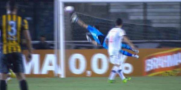 Martn Silva evitou o que seria o gol de empate do Volta Redonda em So Janurio