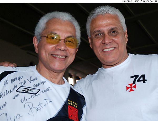 O vascano e portelense Paulinho da Viola (ao lado de Roberto Dinamite)
