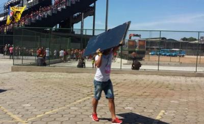 Porta quebrada do banheiro no setor da torcida do Flamengo  retirada de So Janurio