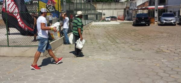 Vaso quebrado  retirado por funcionrios do clube