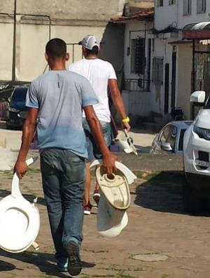 Funcionrio retira vaso depredado por flamenguistas 