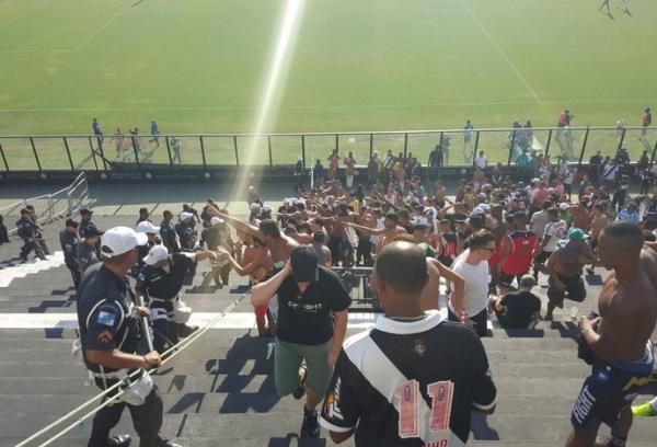 Exaltados, vascanos se concentram na diviso de torcidas aps estouro de bomba