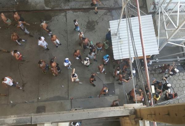 Aps rpido confronto, torcedores so contidos pela polcia