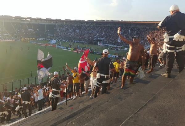 Vascano d tchau para rubro-negros aps vitria cruz-maltina