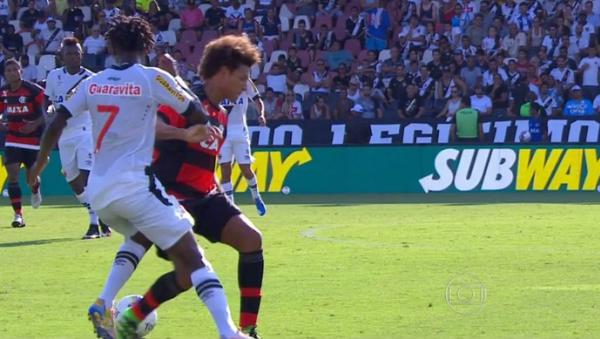 Andrezinho d caneta em Aro no clssico Vasco x Flamengo pelo Campeonato Carioca