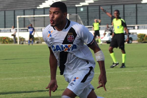 Lucas Barboza vibra com gol marcado na Colina