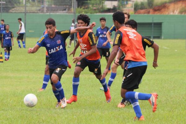 Linnick (e) tenta se livrar da marcao no coletivo