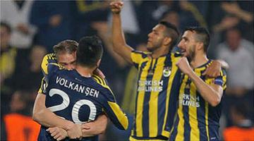 Souza (com o brao erguido,  direita) mostrou seu faro de artilheiro e marcou os dois gols