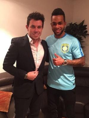 Alex Teixeira posa com a camisa do Jiangsu, da China