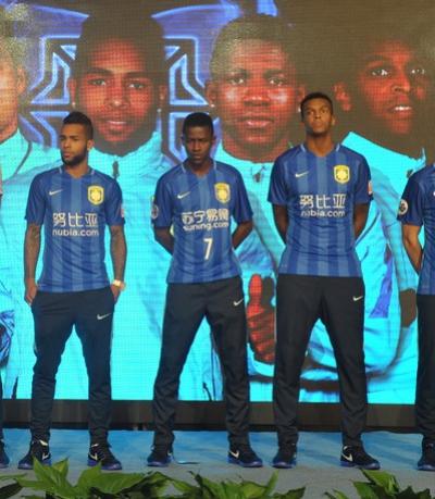 Alex Teixeira, Ramires e J so apresentados de maneira oficial pelo Jiangsu Suning na China