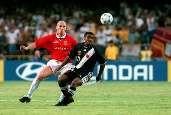 Romrio se livra da marcao de Stam, zagueiro do Manchester United, durante o Mundial de Clubes de 2000