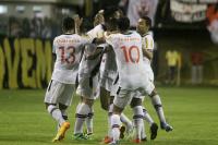 Jogadores comemoram gol de Thalles