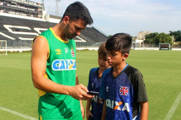 Guilherme Estrella (c) e Renan Ribeiro (d) receberam conselhos de Luan em So Janurio