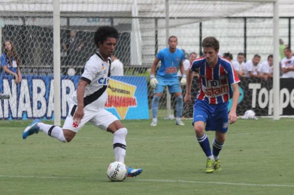 Douglas Luiz brilhou contra o Friburguense na Colina