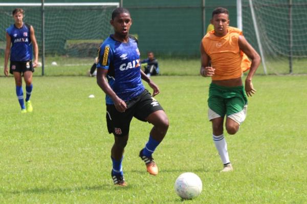 Neneca vem sendo utilizado na lateral-direita