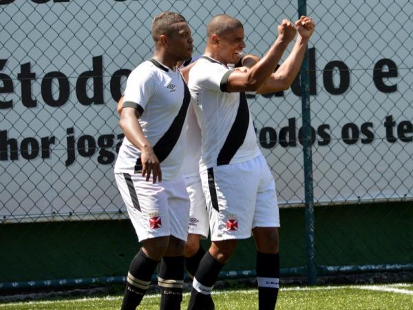 Dab marcou, de voleio, o gol da vitria vascana