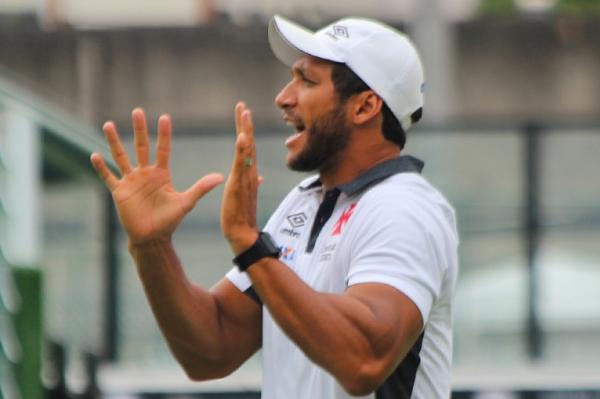 Rodney Gonalves orienta equipe no clssico