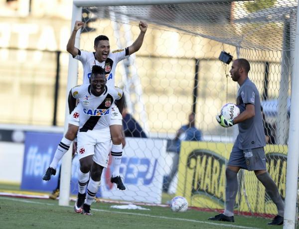 Riascos retribui assistncia contra o Madureira e leva Eder Luis nas costas aps gol