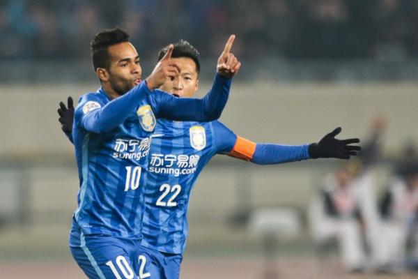 Atacante brasileiro Alex Teixeira comemora primeiro gol com a camisa do chins Jiangsu Suning