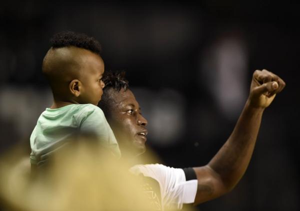 Riascos com o filho Paulinho no colo: colombiano achou nome de volante corintiano bonito