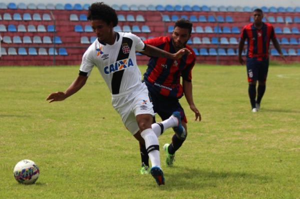 Douglas Luiz em ao contra o Bonsucesso