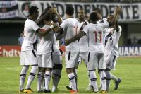 Jogadores comemoram gol de Thalles