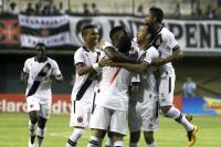 Jogadores comemoram gol de Thalles