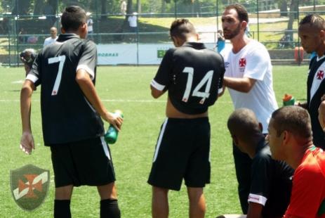 Evandro comemorando o primeiro gol do Vasco contra o Suzano