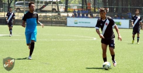 Rodrigo Terra orientou seus jogadores no intervalo e equipe entendeu perfeitamente
