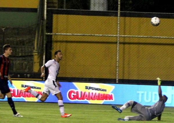 Nen toca com categoria para marcar para o Vasco contra o Bonsucesso