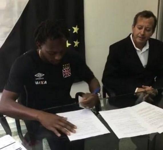 Andrezinho assinando sua renovao com o Vasco
