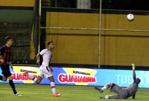 Nen toca com categoria para marcar para o Vasco contra o Bonsucesso