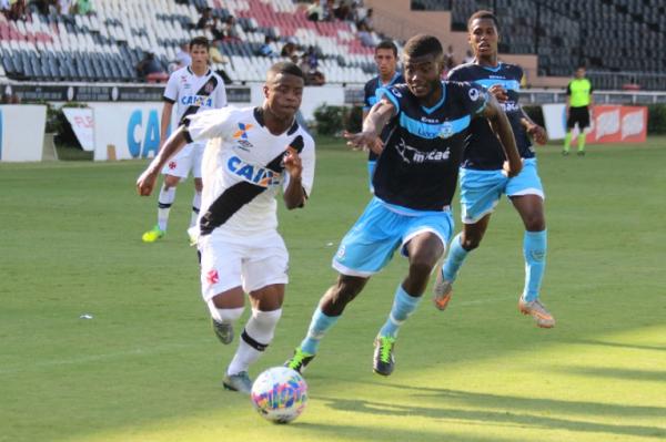 Robinho balanou as redes contra o Maca