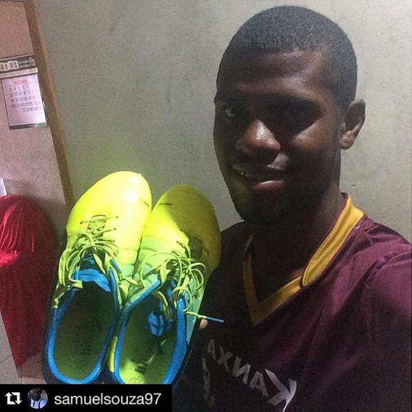 Atacante do Maca mostrando as chuteiras na rede social