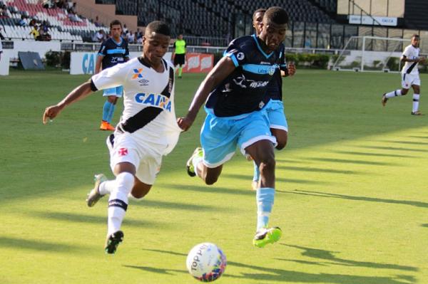 Robinho infernizou a defesa do Maca